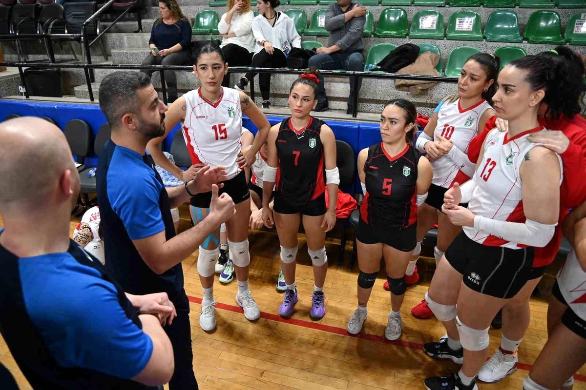 Manavgat Belediyespor Kadın Voleybol Takımı, Denizli Büyükşehir Belediyespor\'u 3-0 mağlup etti