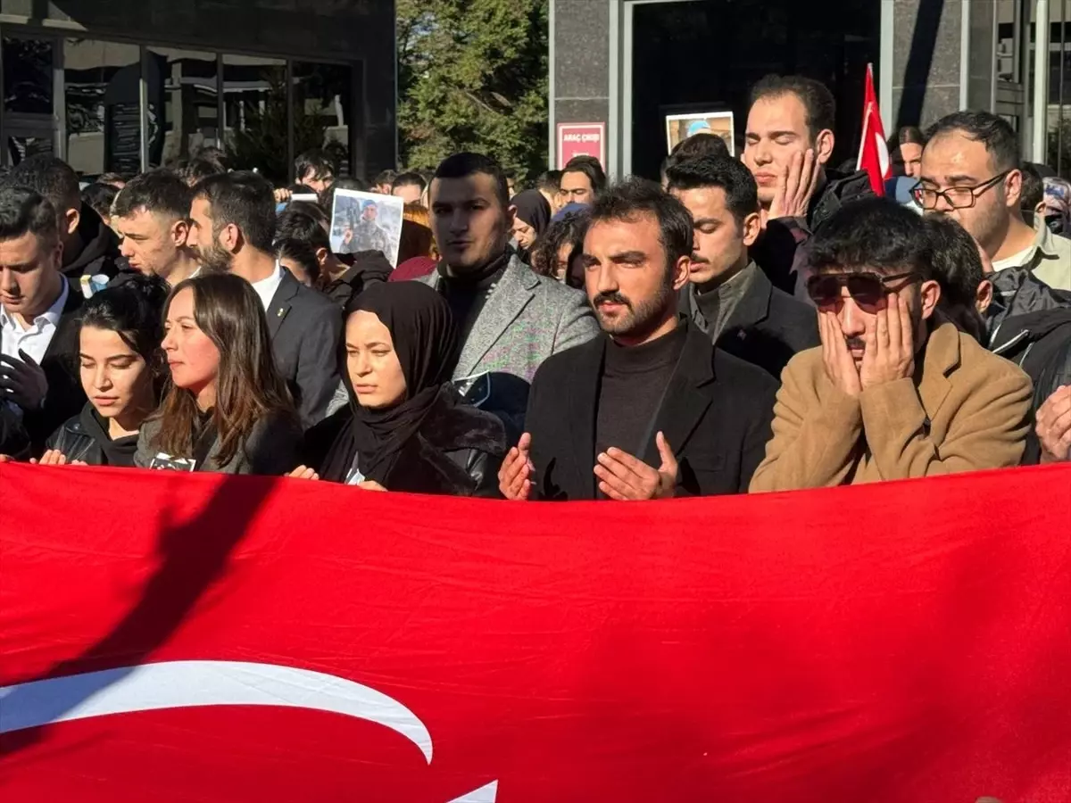 Marmara Üniversitesi öğrencileri şehit askerler için yürüdü