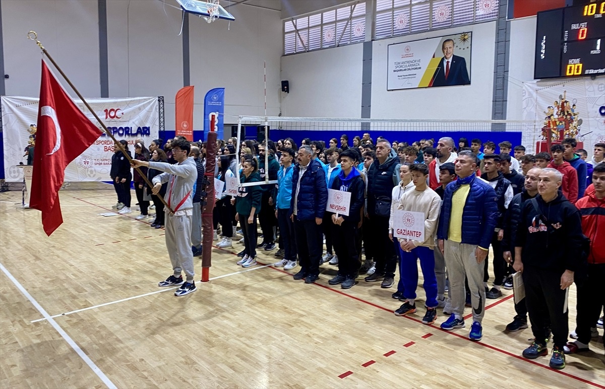 Okul Sporları Voleybol Gençler A (Erkek-Kız) Yarı Finalleri Kırşehir\'de Başladı