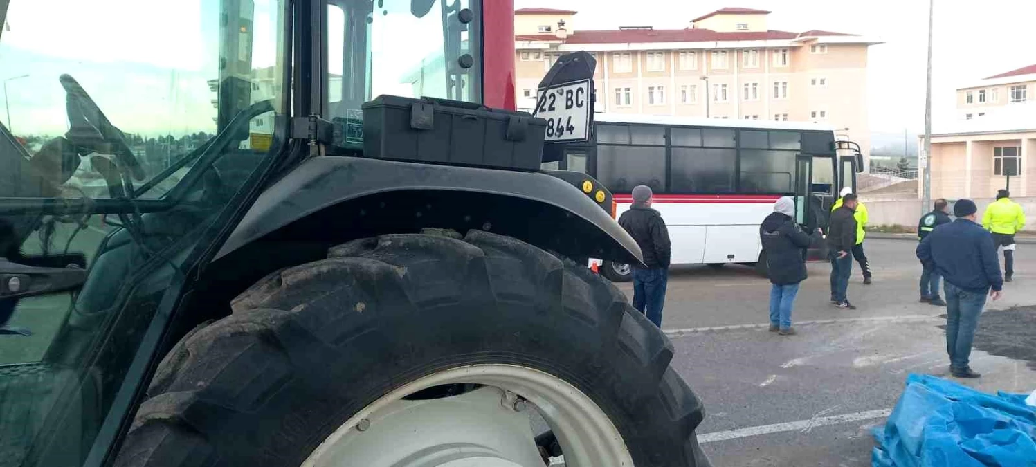 Edirne\'de devrilen traktör römorku trafikte aksamaya neden oldu