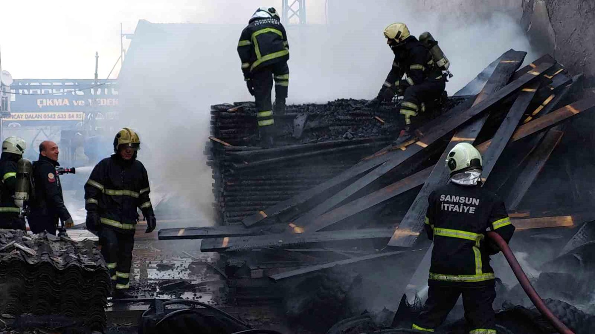 Samsun\'da Sanayi Sitesinde Yangın: Araç Lastikleri ve Otomobil Alev Aldı