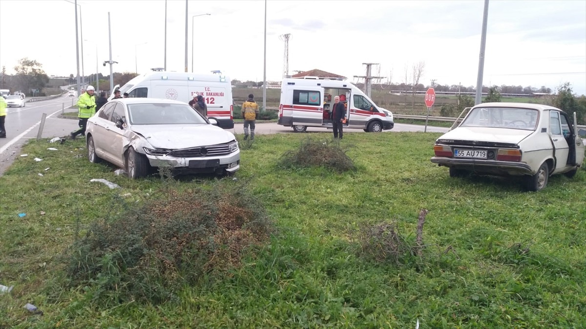 Samsun\'da Otomobil Çarpışması: 3 Yaralı