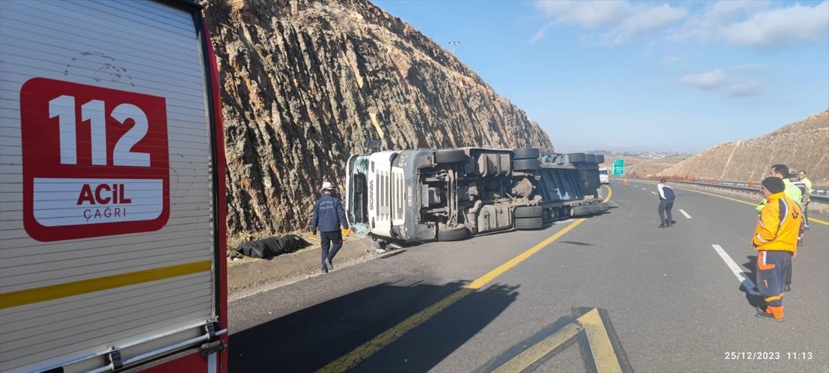 Şanlıurfa\'da devrilen tırın sürücüsü hayatını kaybetti
