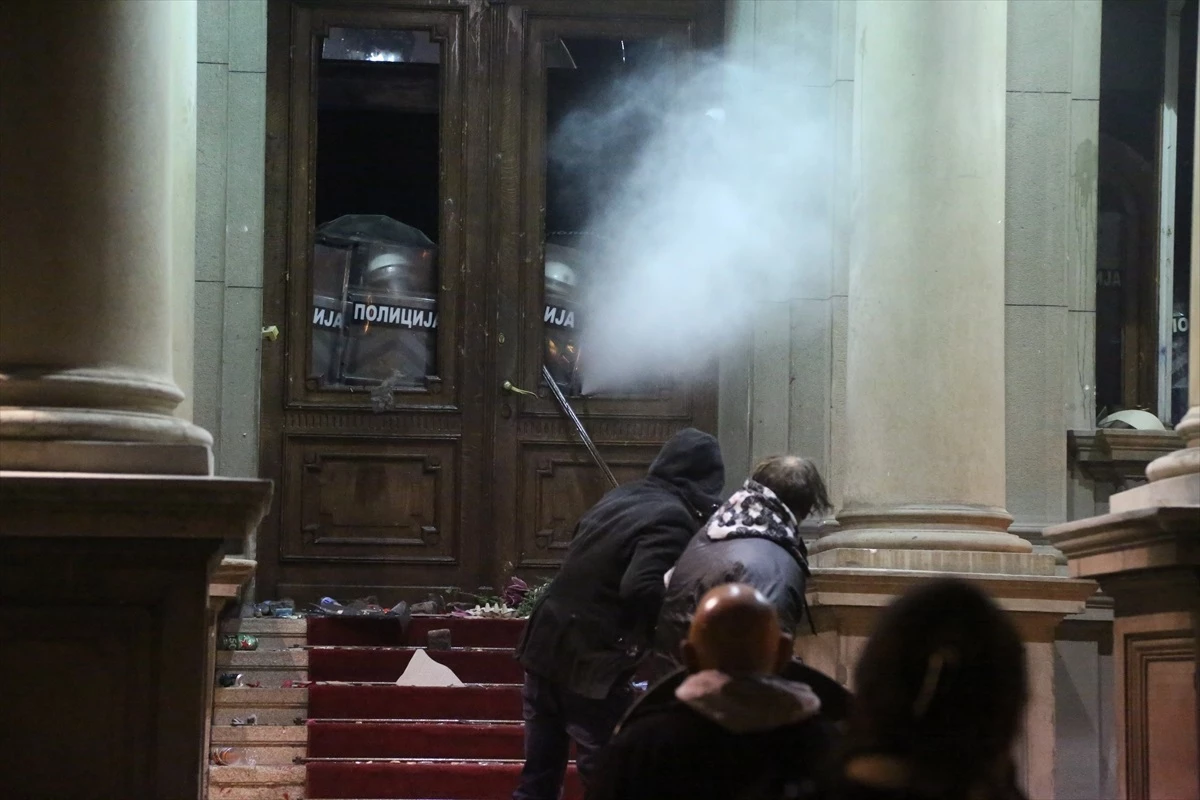 Belgrad\'da seçim sonuçlarına itiraz eden göstericilere polis müdahalesi