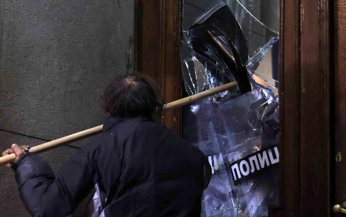 Sırbistan\'da seçim sonuçlarına tepki! Halk, belediye binasını bastı