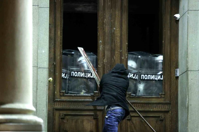 Sırbistan'da Seçim Hilesi İddiası: Göstericilere Polis Müdahalesi