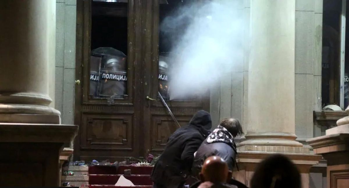 Sırbistan\'da protestocular belediye binasını hedef aldı