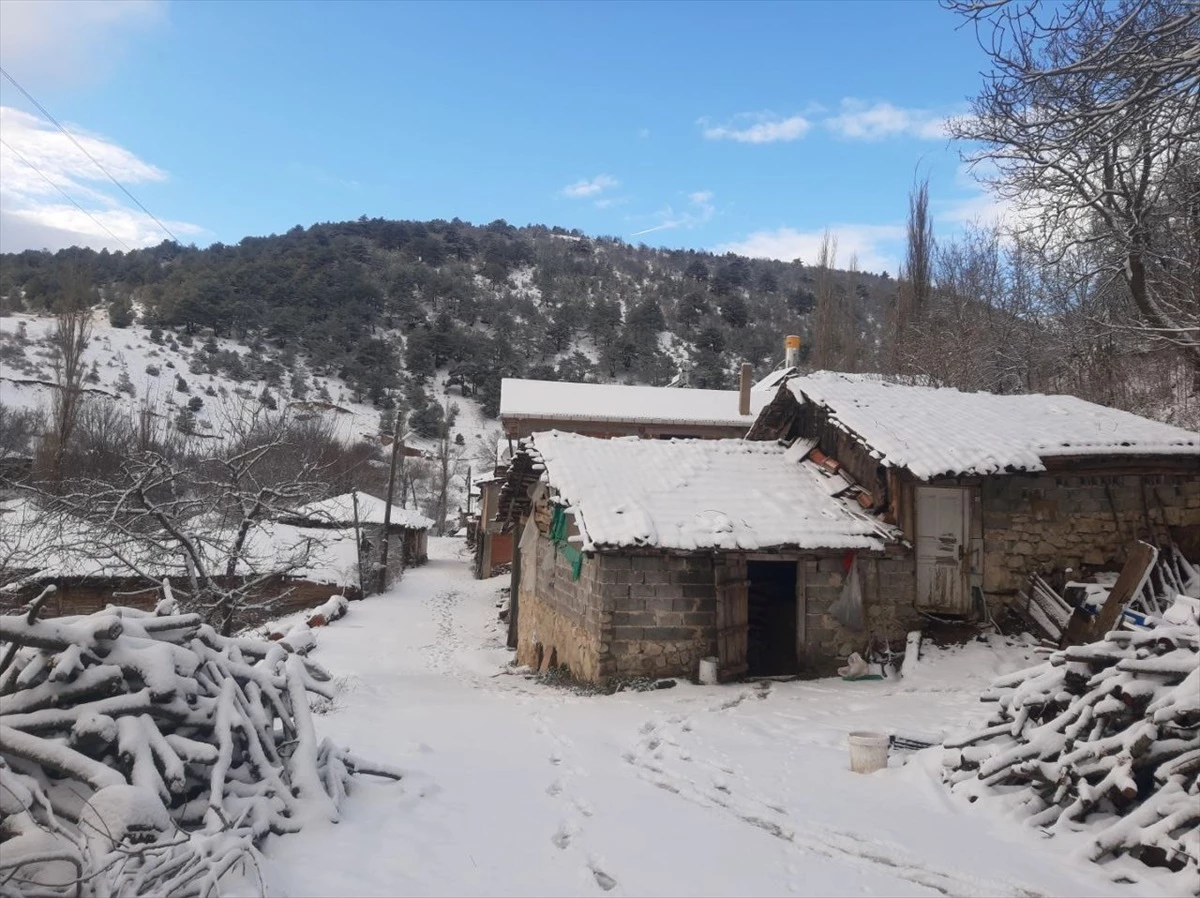 Amasya\'nın Suluova ilçesinde yüksek rakımlı köylerde kar yağışı