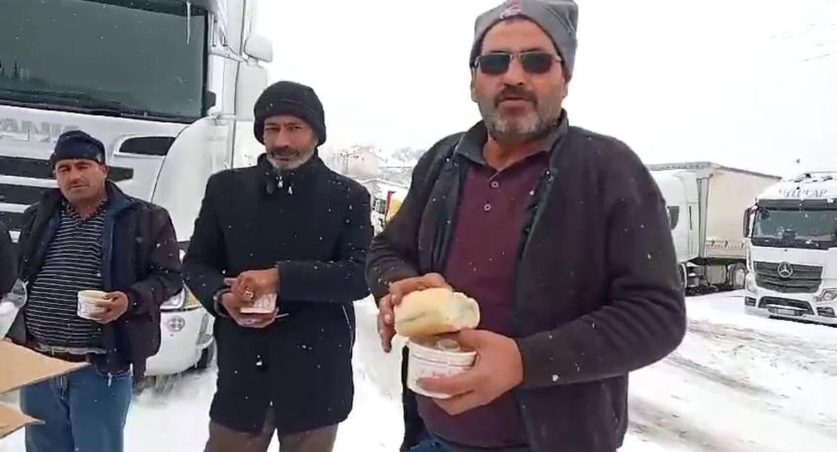 Ardahan\'ın Posof ilçesinde onlarca tır mahsur kaldı