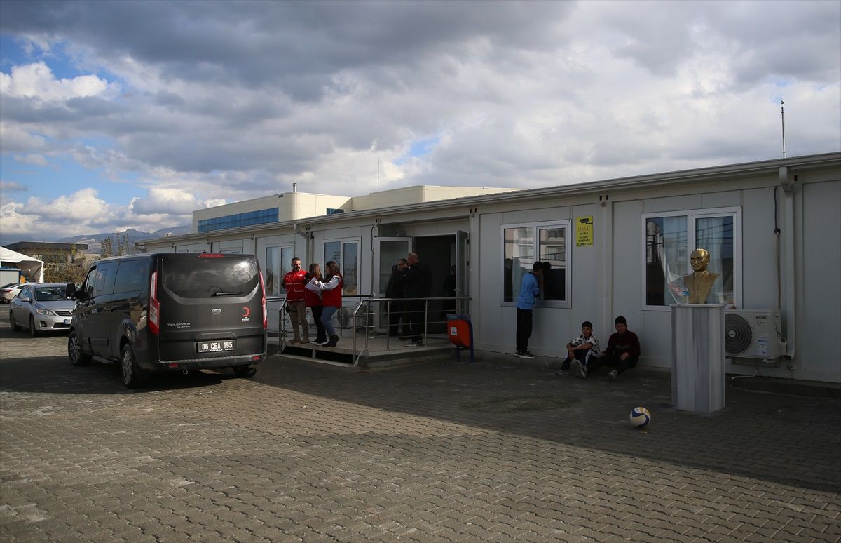 Depremzede öğrencilere şeker ve çikolata dağıtıldı