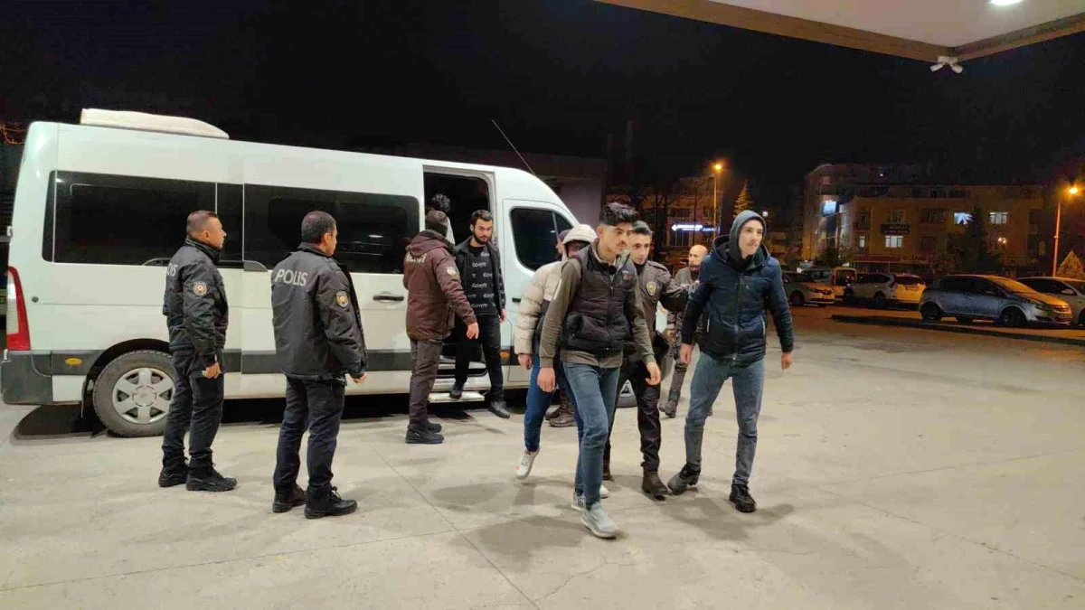 İnegöl\'de Kaçak Yollarla Giren 28 Suriye Uyruklu Şahıs Yakalandı