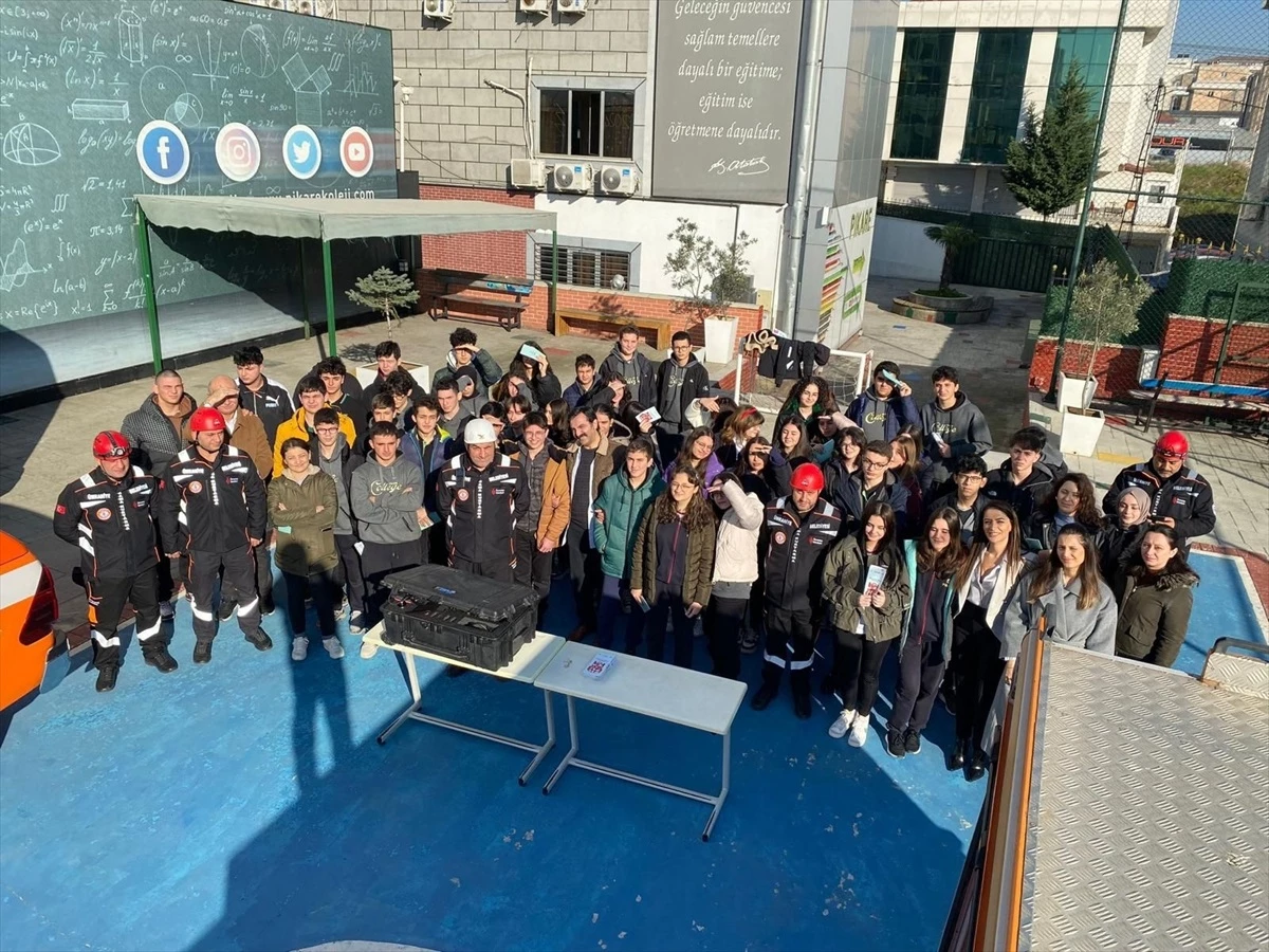Ümraniye Belediyesi Sivil Savunma ve Arama Kurtarma Ekibi Okullarda Deprem Tatbikatı Gerçekleştirdi