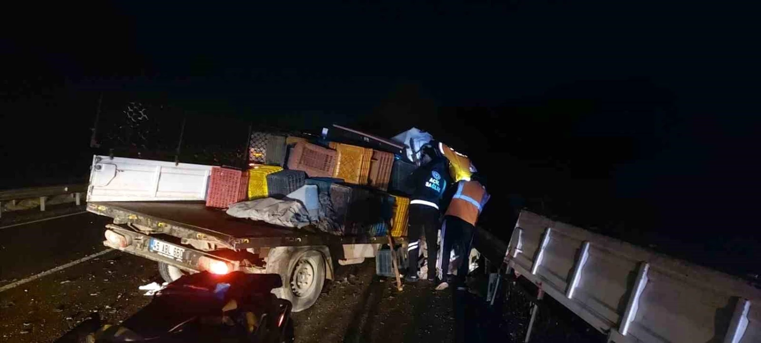 Uşak\'ta kamyon ve kamyonetin karıştığı kazada 1 kişi hayatını kaybetti