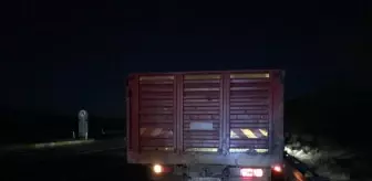 Uşak'ta kamyona arkadan çarpan kamyonette 1 kişi hayatını kaybetti