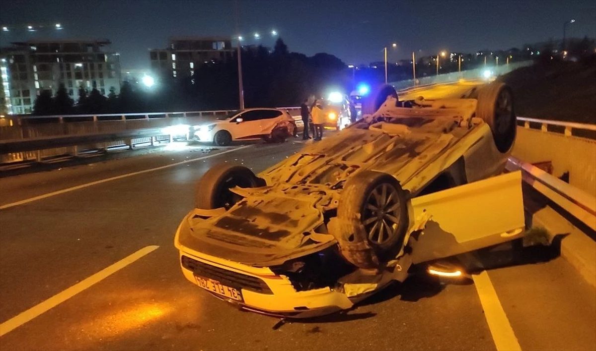 Üsküdar\'da kaza: Otomobil devrildi, sürücü yaralandı