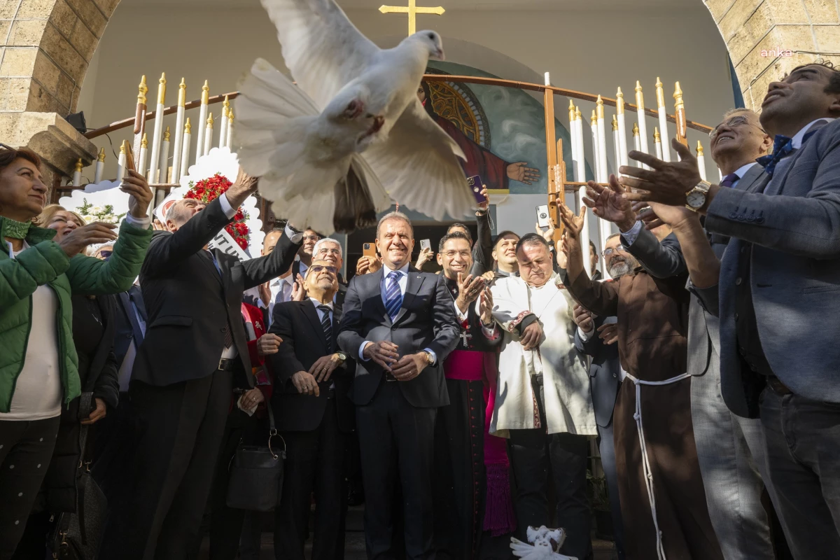 Mersin Büyükşehir Belediye Başkanı Vahap Seçer, Aziz Antuan Latin Katolik Kilisesi\'nin kuruluşunu kutladı