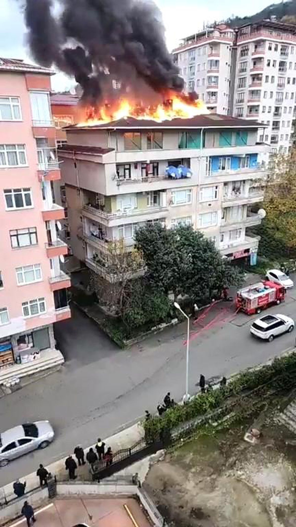 Rize\'de bir binanın çatısında çıkan yangın itfaiye ekiplerinin müdahalesi ile söndürüldü