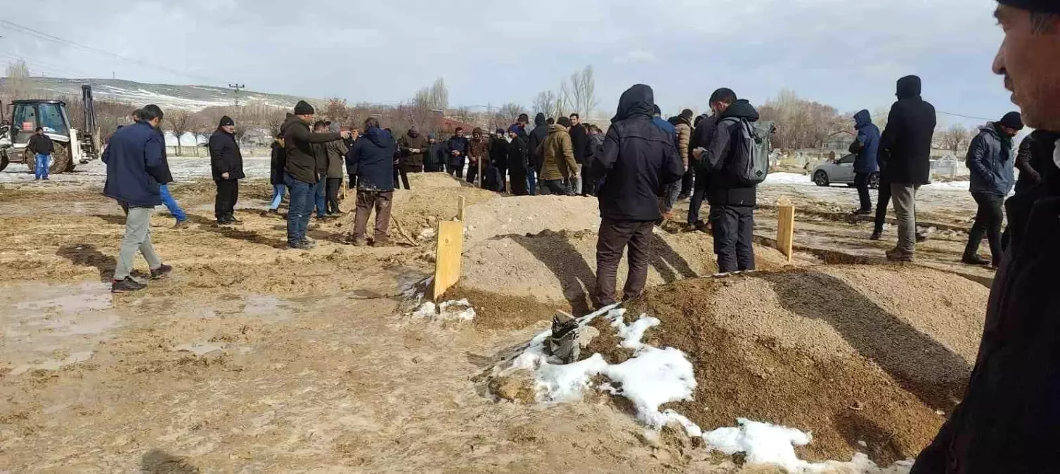 Ağrı\'da Kepçe Kazasında Hayatını Kaybedenler Toprağa Verildi