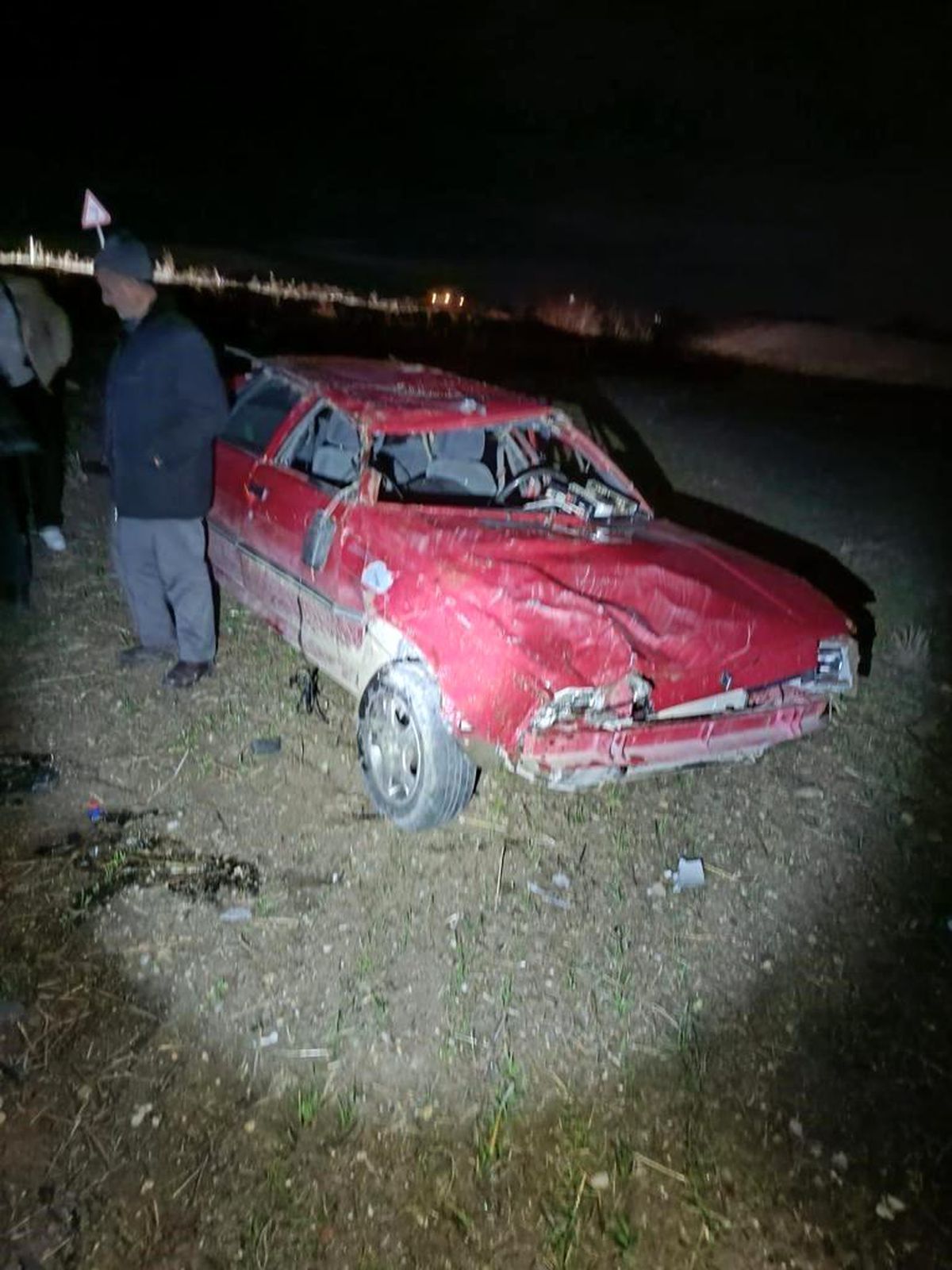 Amasya\'da otomobil yoldan çıkarak devrildi: 1 ölü, 1 yaralı