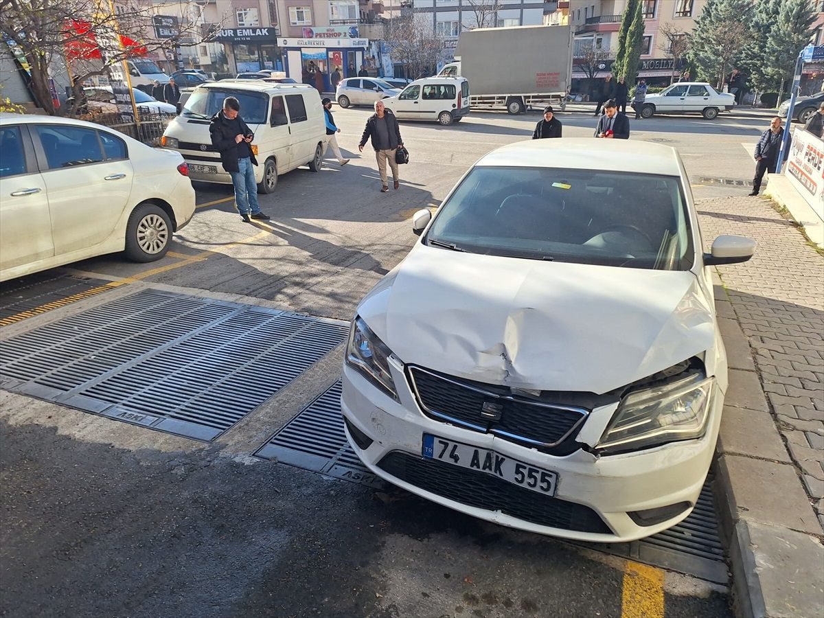 Mamak ilçesinde silindirin çarpması sonucu 7 araçta hasar meydana geldi