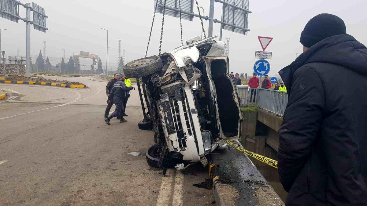 Karabük\'te minibüs çaydan çıkarıldı