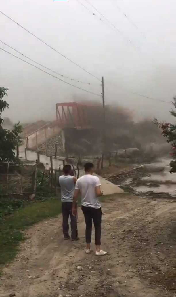 Arjantin'de şiddetli yağışlar sonucu yaya köprüsü sel sularına kapıldı Arjantin'de şiddetli yağışlar sonucu yaya köprüsü sel sularına kapıldı