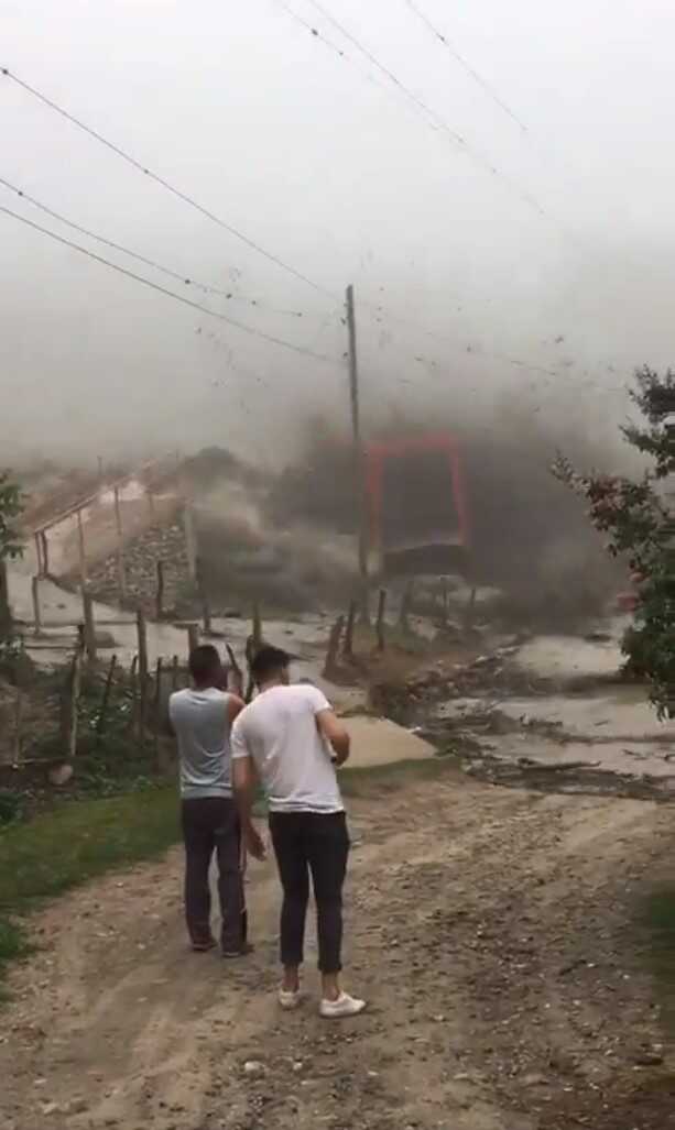 Arjantin'de şiddetli yağışlar sonucu yaya köprüsü sel sularına kapıldı Arjantin'de şiddetli yağışlar sonucu yaya köprüsü sel sularına kapıldı