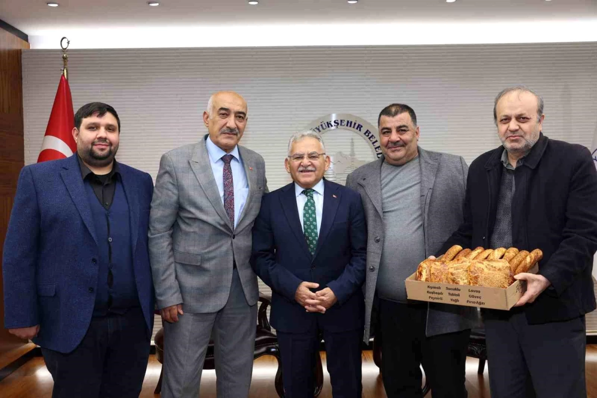 Kayseri Büyükşehir Belediye Başkanı Dr. Memduh Büyükkılıç, yoğun programı arasında birçok ziyaretçiyi makamında ağırladı