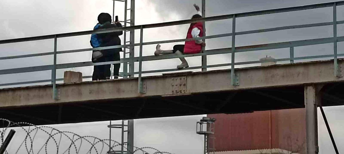 Batman\'da Demir Yolu Üst Geçidinde Tehlikeli Sosyal Medya Çılgınlığı