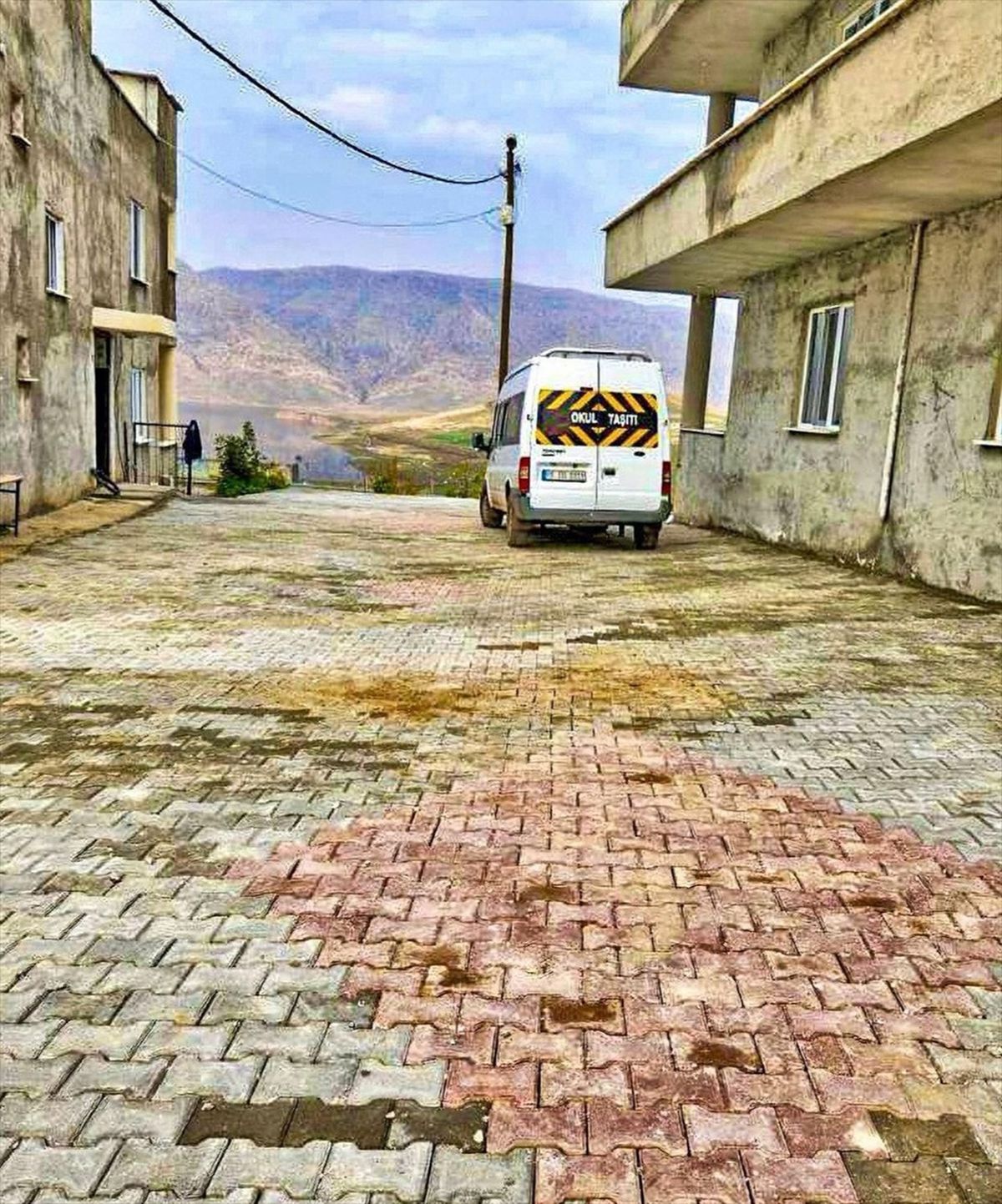 Batman\'ın Hasankeyf ilçesinde köy yollarına kilitli parke taşı döşendi