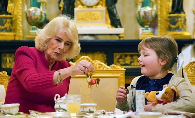 Beyin tümörüyle mücadele eden görme engelli küçük kızın Kraliçe Camilla ile buluşması sırasında yaşananlar herkesi duygulandırdı