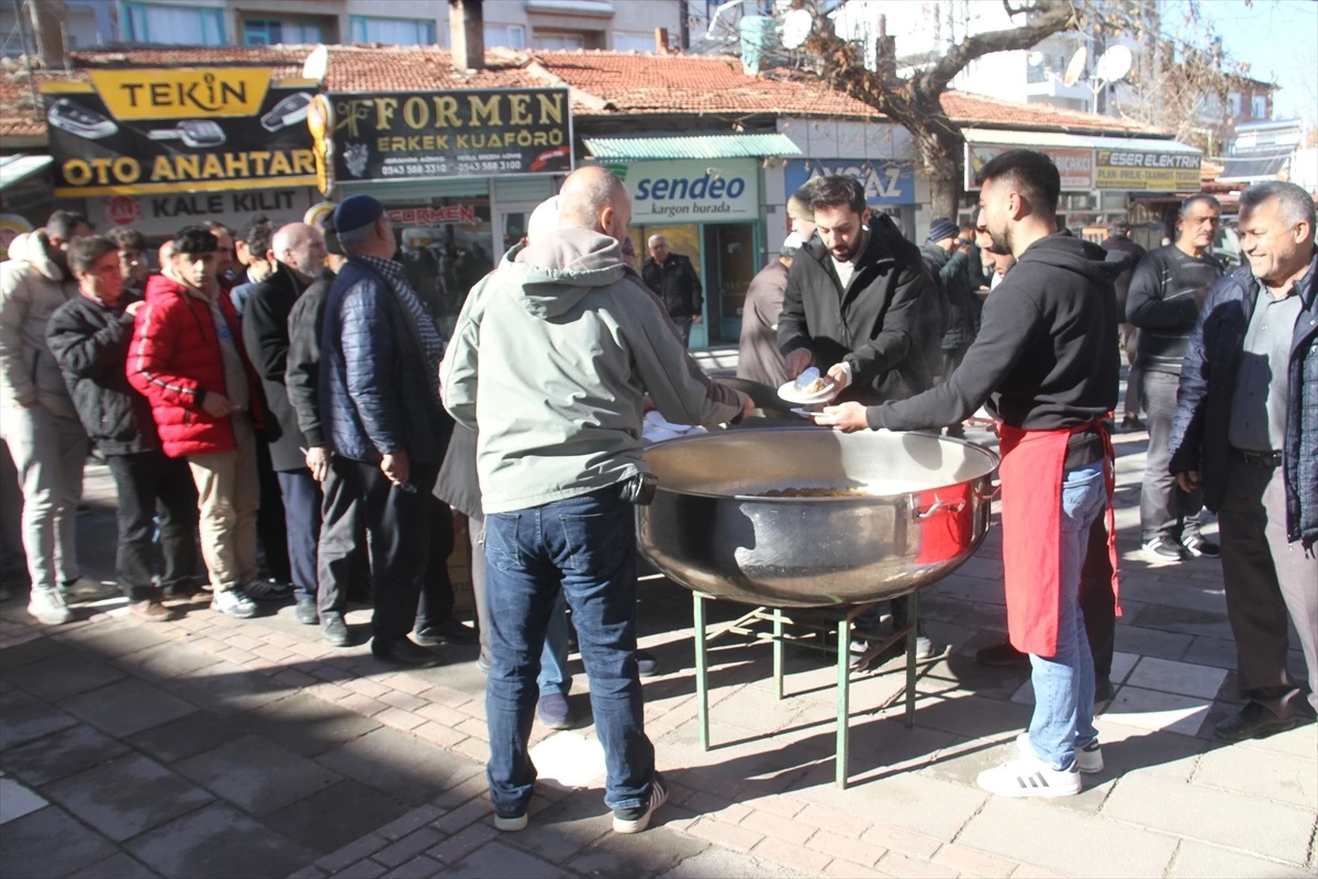 MHP Beyşehir İlçe Teşkilatı Şehitler İçin Helva Dağıttı