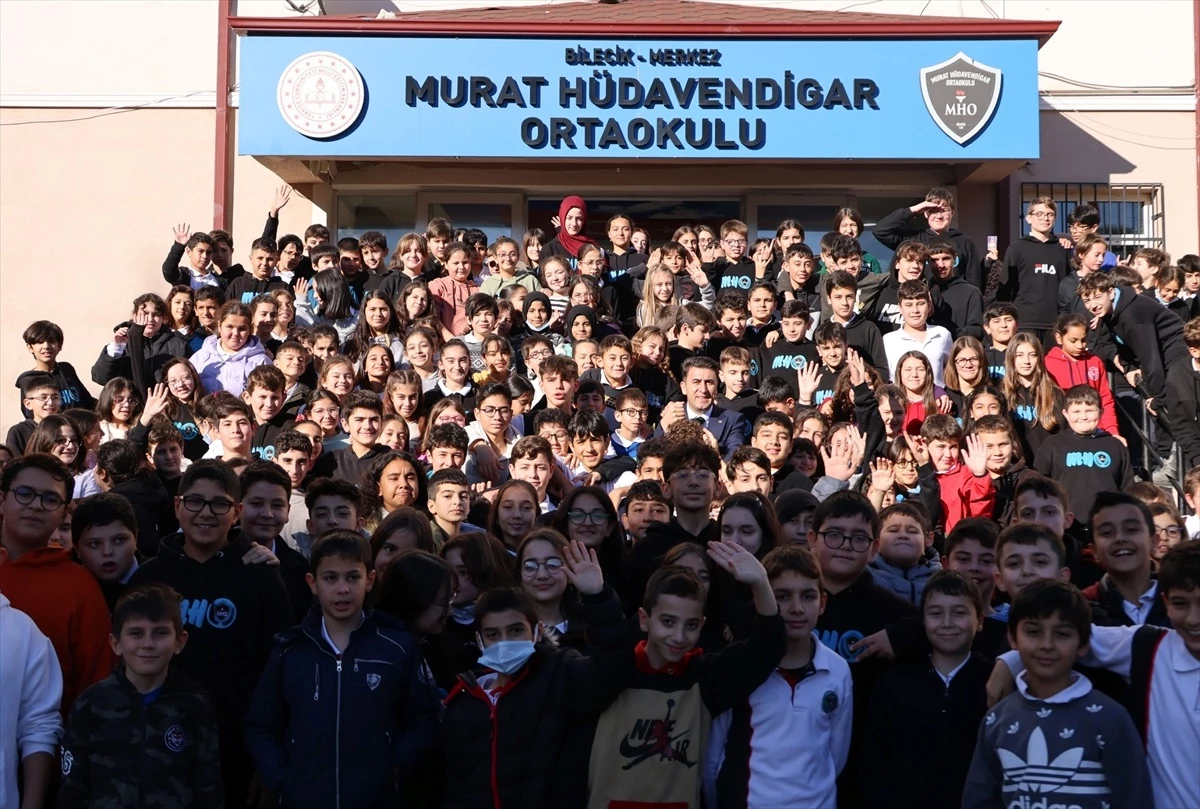 Bilecik Valisi Şefik Aygöl, Murat Hüdavendigar Ortaokulu\'ndaki \'Sahip\'siz Manav\' bölümünden alışveriş yaptı