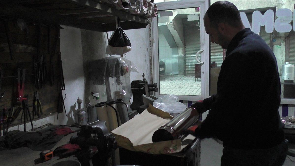 Bitlis\'te 83 yaşındaki sobacı 70 yıldır mesleğini sürdürüyor