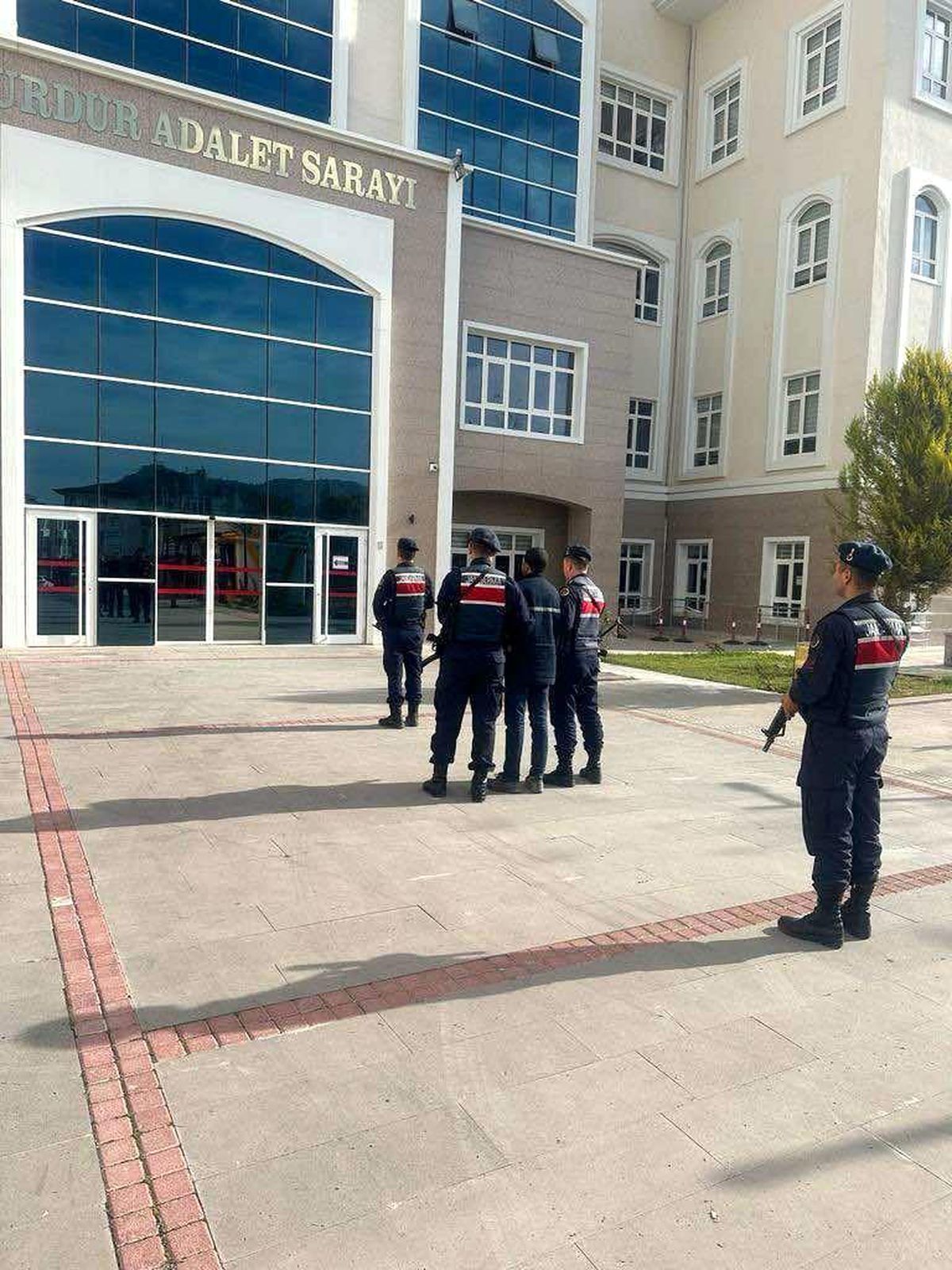 Burdur İl Jandarma Komutanlığı Ekipleri 12 Aranan Şahsı Yakalayarak Cezaevine Gönderdi