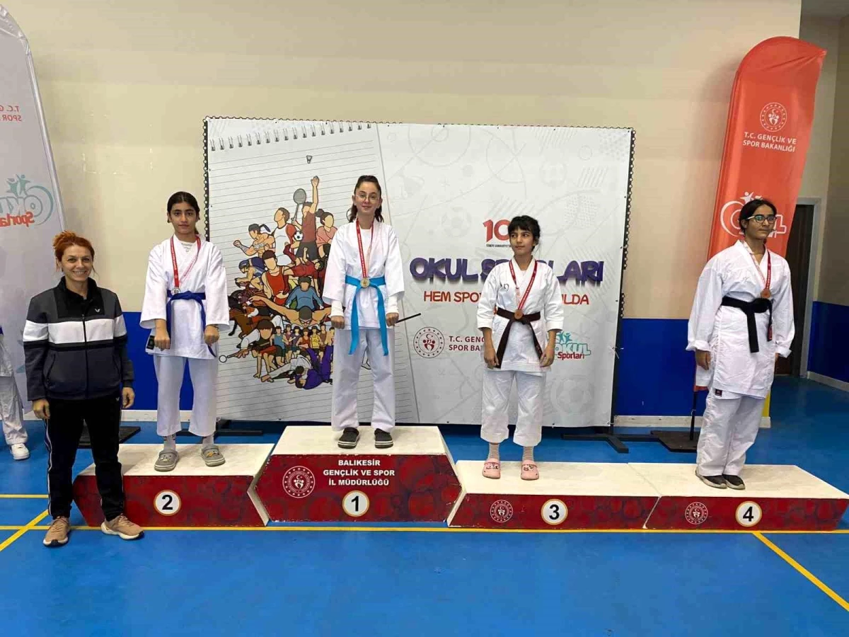 Burhaniye\'de Karatecilerden Büyük Başarı