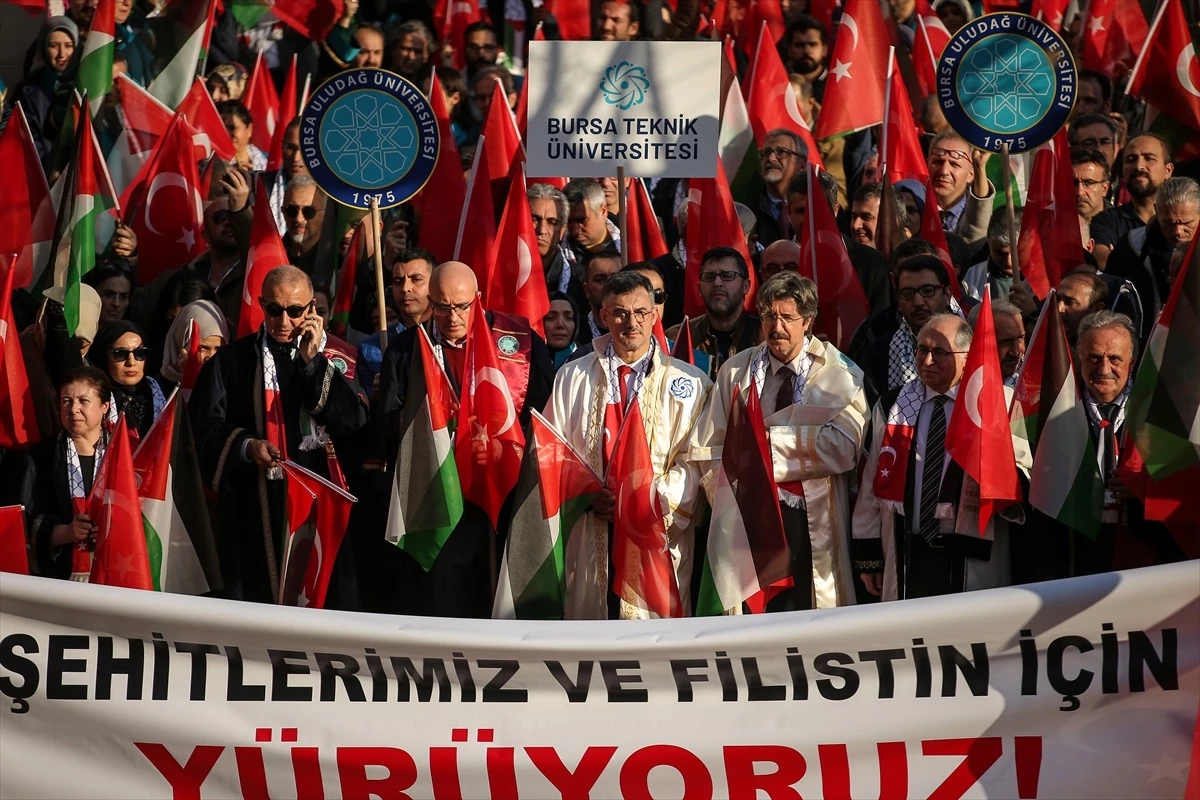 Bursa\'da Şehitleri Anma ve Filistin\'e Destek Yürüyüşü Düzenlendi