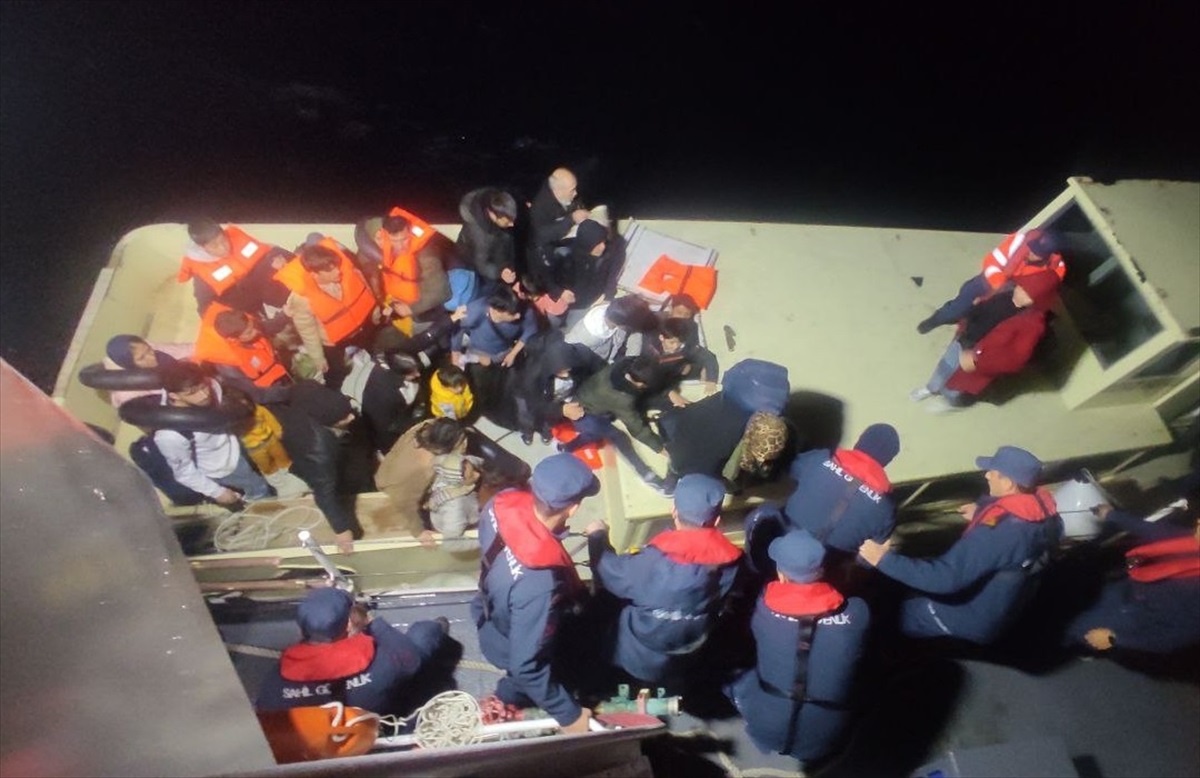 Çanakkale\'de ahşap teknede 44 düzensiz göçmen ve 1 göçmen kaçakçısı yakalandı