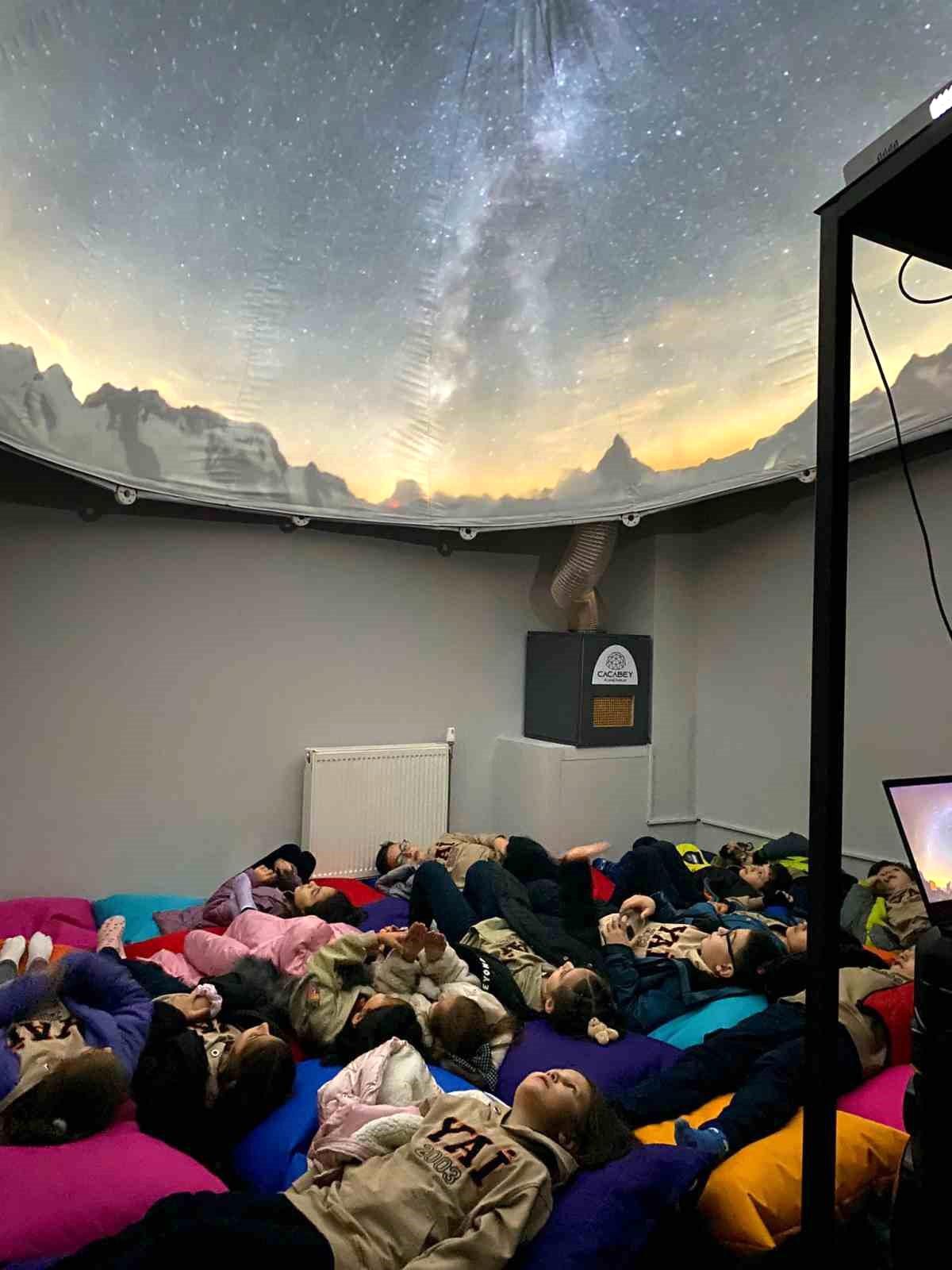 Başiskele\'de Gençlik Merkezi\'nde çocuklar planetaryum deneyimi yaşadı
