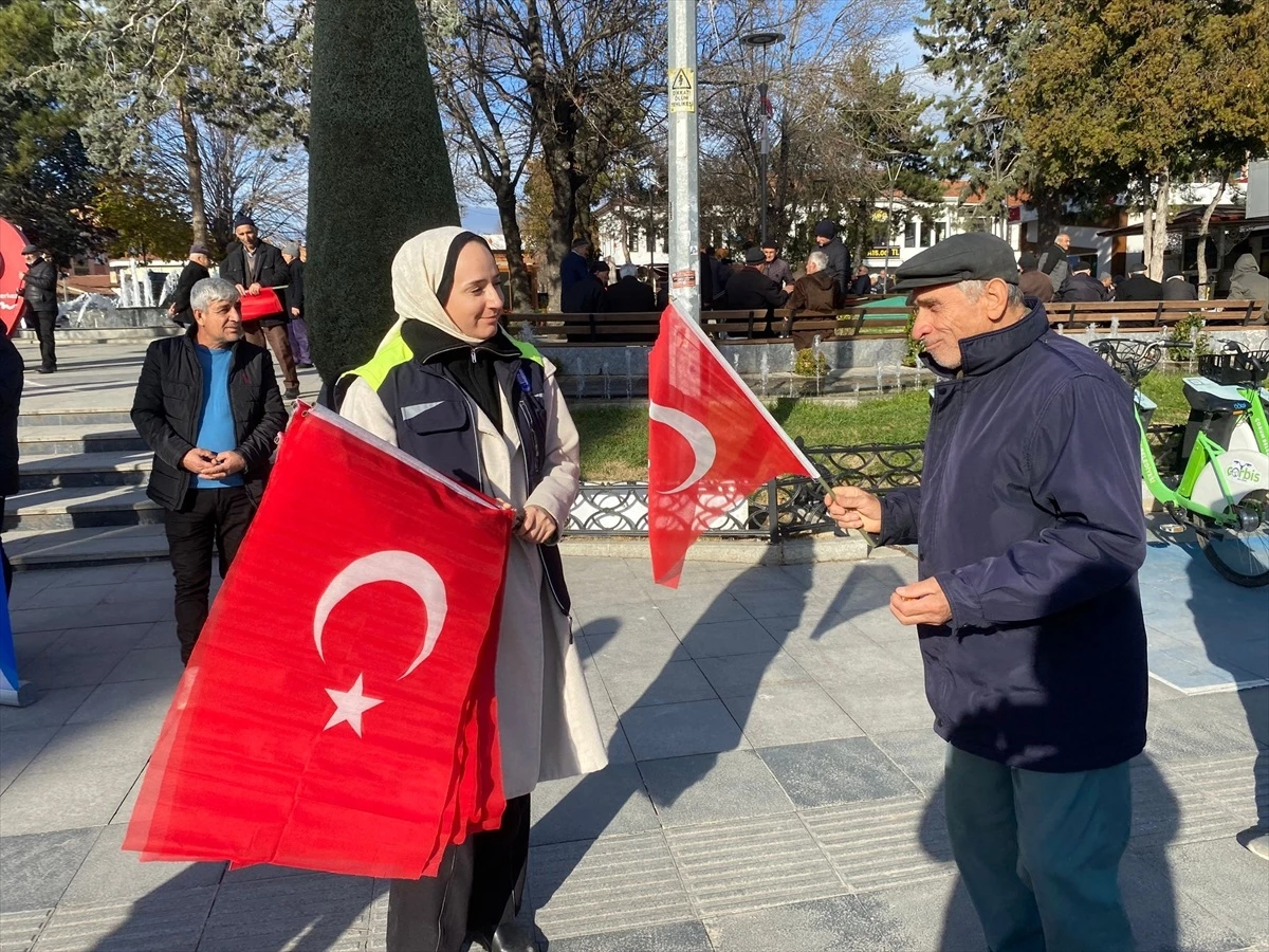 Çorum\'da terör olaylarına karşı birliktelik mesajı: Vatandaşlara Türk bayrağı dağıtıldı