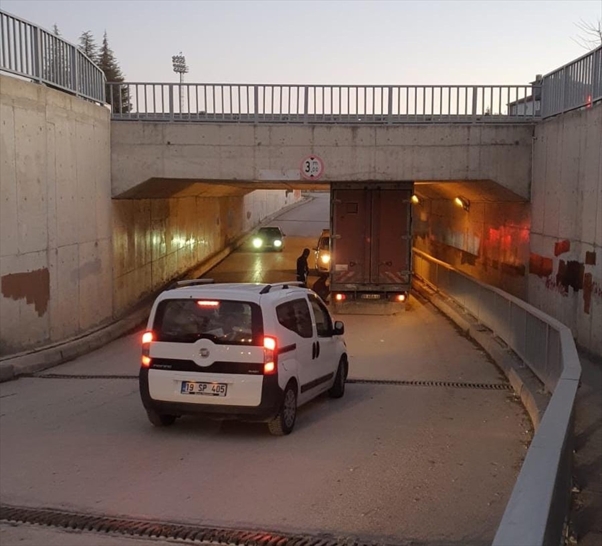 Çorum Sungurlu\'da köprünün altına sıkışan kamyon kurtarıldı