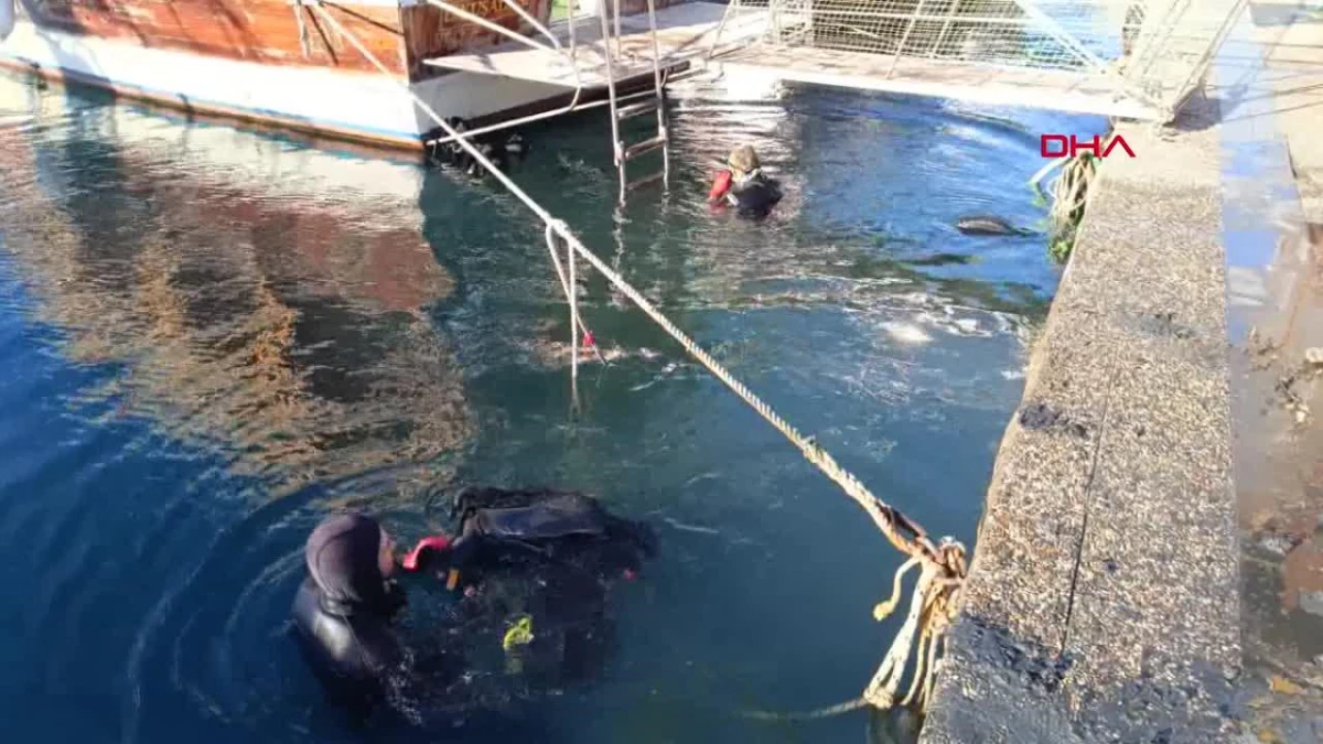 Foça\'da Dalgıçlar Hem Arıza Tamir Etti Hem de Su Altı Temizliği Yaptı