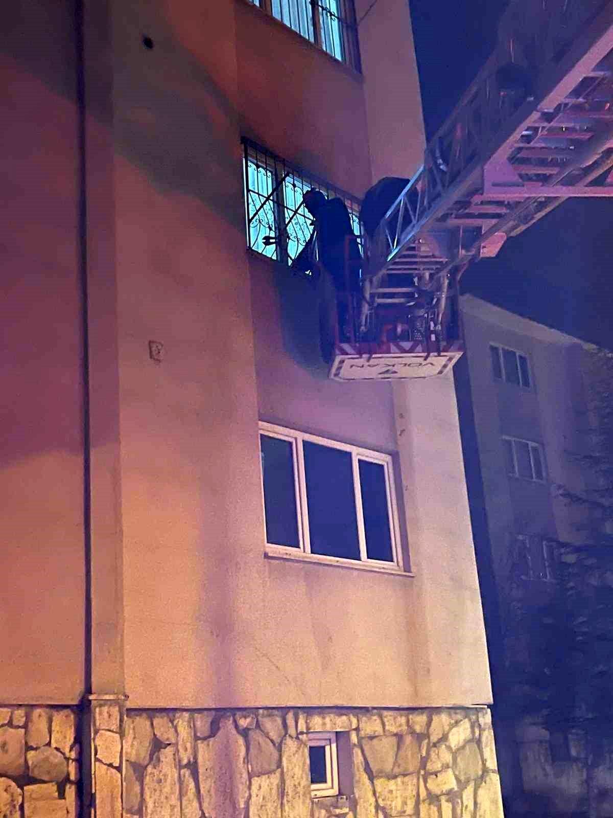 Van\'da anneleri ekmek almaya giden çocuklar itfaiye tarafından kurtarıldı