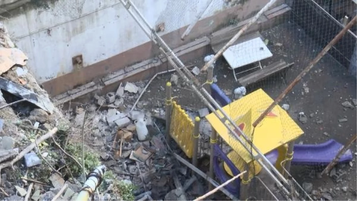Eyüpsultan\'da boşaltılan binanın depo bölümü çocuk parkına düştü