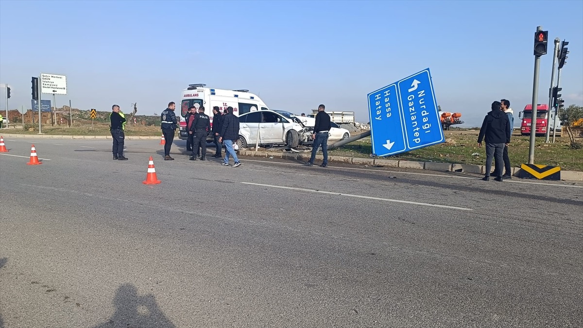 Gaziantep\'te otomobiller çarpıştı: 4 yaralı
