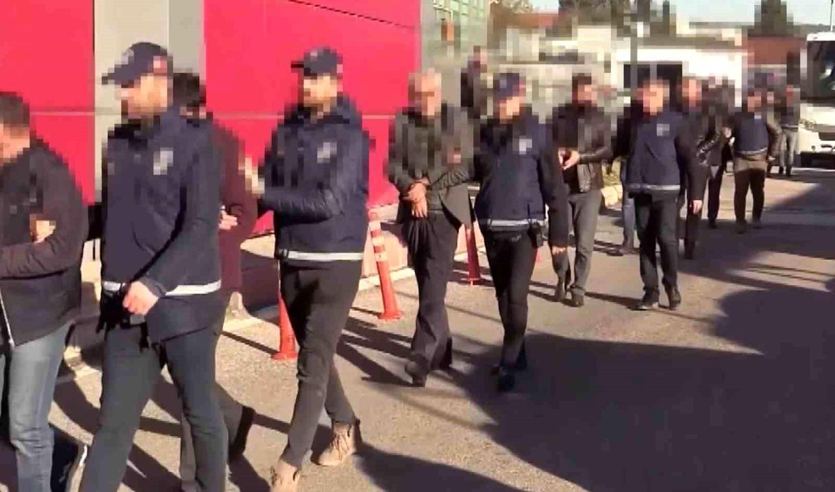 Gaziantep\'te 8 zanlı dolandırıcılık iddiasıyla tutuklandı