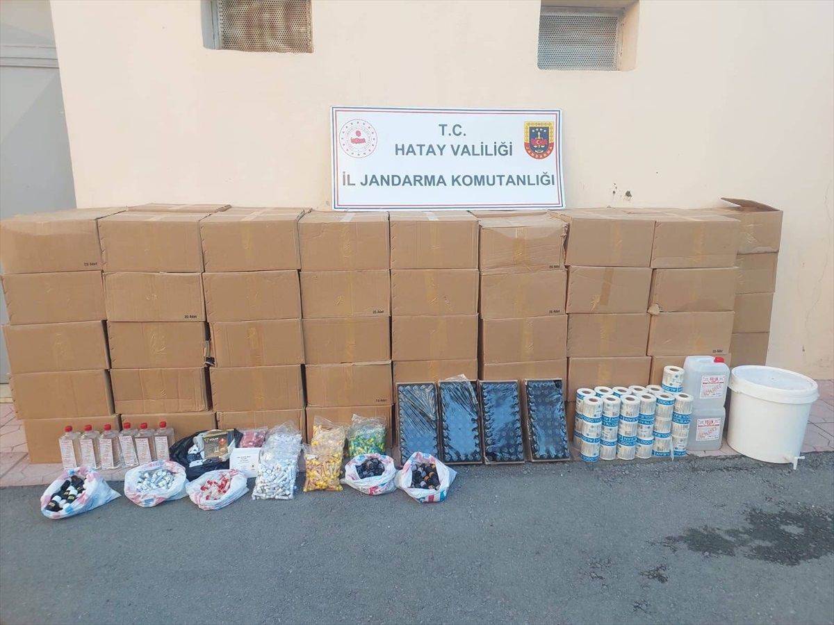 Hatay\'da Yılbaşı Öncesi Sahte İçki Operasyonu: 1993 Litre Sahte İçki Ele Geçirildi, 4 Şüpheli Gözaltına Alındı
