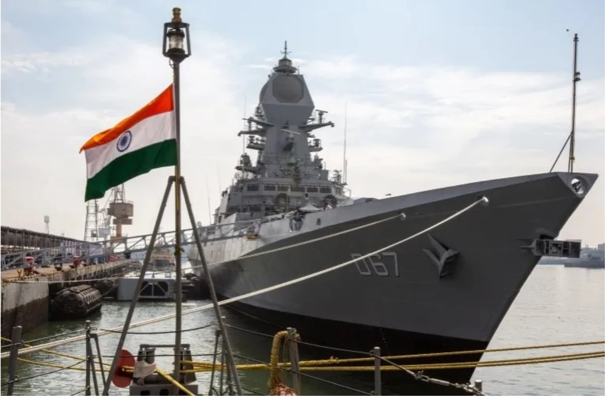 Hindistan Deniz Kuvvetleri, İsrail bağlantılı gemiye yapılan saldırı sonrası Arap Denizi\'ne savaş gemileri gönderdi