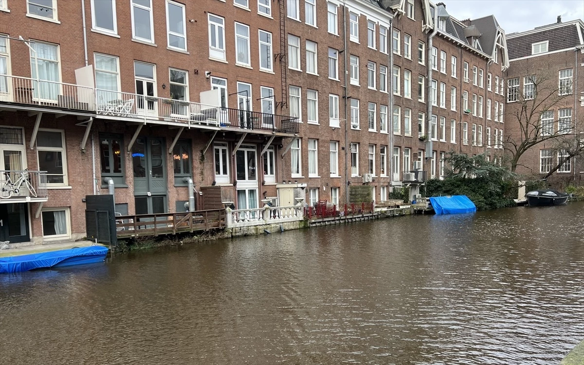 Hollanda\'da şiddetli yağışlar iş yerlerini su altında bıraktı