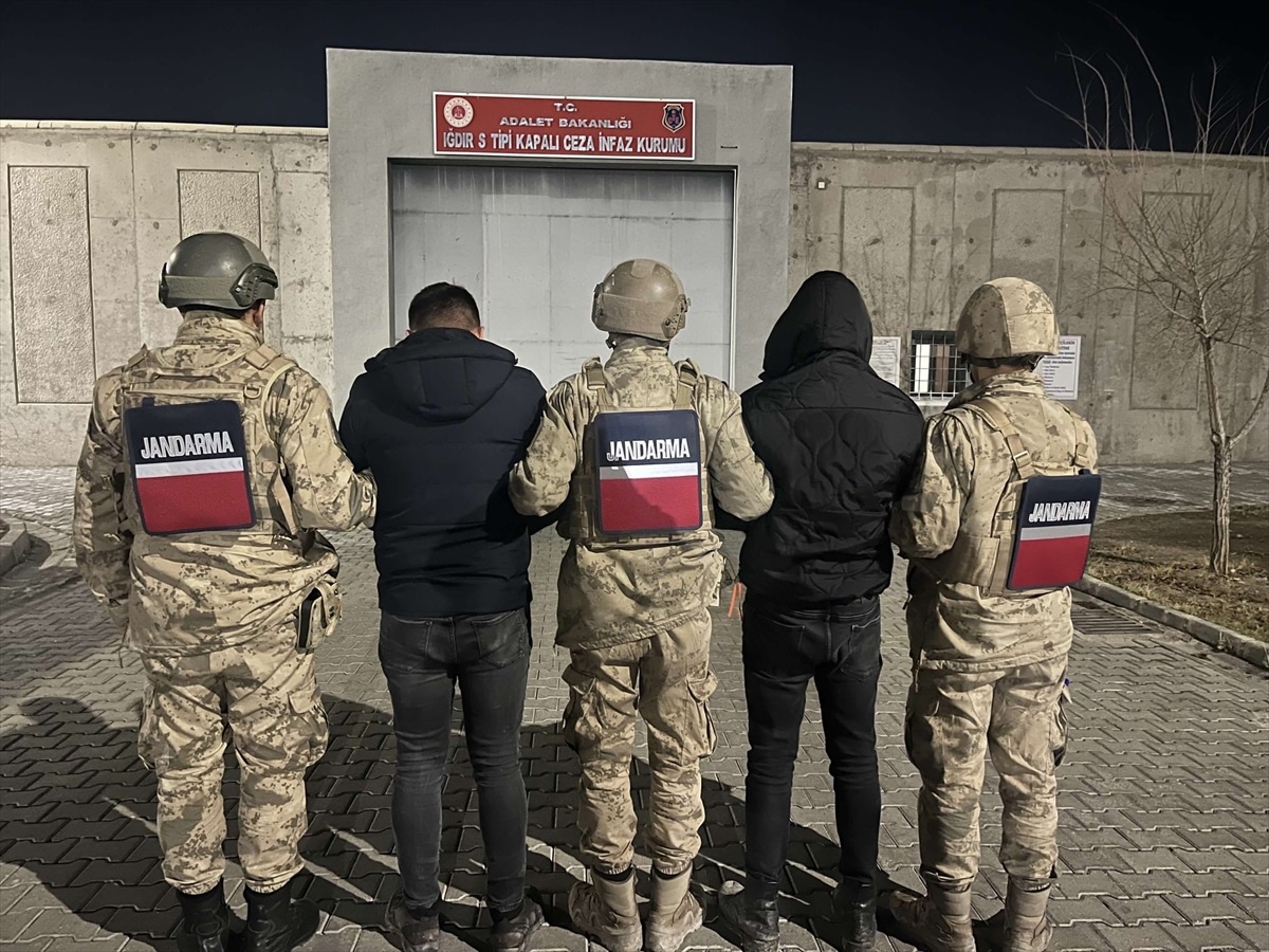 Iğdır\'da Afganistan uyruklu 5 düzensiz göçmen yakalandı, 2 zanlı tutuklandı